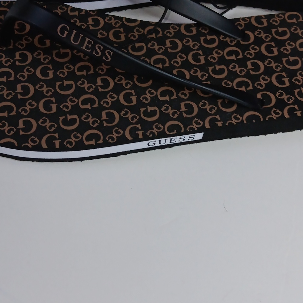 Guess Flip Flops - Picture 2 of 3